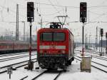 Die 143 341 am 20.02.2009 bei einer Rangierfahrt in Regensburg Hbf.