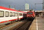 143 295-4 wird sich in wenigen Minuten auf die Fahrt mit der RB 21180 von Hamburg-Altona nach Itzehohe begeben. Links steht der EN 491  Hans Albers  nach Wien Westbahnhof. Die Kulisse ber dem Intercity-Hotel (Graues gebude ber der 143) wirkt sehr bedrohlich, denn bald wird hier ein heftiger Regenschauer niedergehen. Aufgenommen am 21.06.09 in Hamburg-Altona.