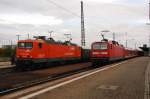 Whrend 143 001 mit dem Sonderzug im Bahnhof Weimar steht, schiebt 143 293 ihre RB nach Halle(S)Hbf in den Bahnhof.