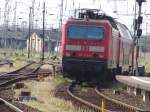 Die 143 812-6 wird von 362 916-9 in die Abstellanlage im Bahnhof Stralsund gezogen.(14.05.05)