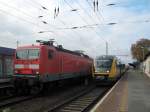 143 324-2 aus Halle stammend steht frisch revidiert abgerstet im Bahnhof Cottbus, neben ihr steht die ODEG nach Forst, die bereits hinten von dem RE nach Stralsund verdrngt wird.