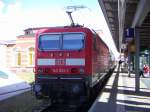 143 852-2 mit einer S-Bahn nach Rostock Seehafen Nord im Rostsocker HBF am 7.8.05