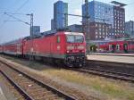 Im Freiburger Hauptbahnhof steht die BR 143 145-1 zur Abfahrt ins Hllental bereit.