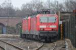 Warten auf ihre Verschrottung bei der Fa. Steils in Eschweiler : 143 593-2 mit Schwesterlok. Das Bild entstand am 19/02/2011 durch das Eingangstor. 