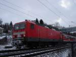 BR 143 mit verschneiter Front am 29.12.05 mit RB Eisenach-Halle(Saale) kurz vor Bhf Bad Sulza.