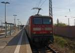 143 932-2 schiebt am 07.04.2011 in Troisdorf die Rhein-Erft-Bahn RB 27 weiter in Richtung Koblenz.