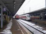 ICE-T 411 ??? und 143 055 am 21.1.2006 im Bahnhof Berlin-Schnefeld Flughafen