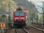 143 953-8 zieht am 03.04.2012 den RB28 auf der rechten Rheinseite bei Leubsdorf Richtung Kln.