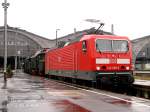 Am 18.08.06 steht 143 639 in Leipzig Hbf zur Abfahrt bereit, um mit einem Zwischenstopp in L-Plagwitz nach Lutherstadt Wittenberg zum Bw-Fest zu fahren. Am Haken hat sie die sonst am Museumsbahnsteig abgestellten E-Loks E94 056, E44 044 u. E04 01.