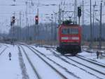 Nach ein paar Minuten warten am Ausfahrsignal erhielt 143 843,am 17.Januar 2013,in Bergen/Rgen Ausfahrt.