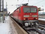 BR 143 im Naumburger Hbf am 26.01.2005.