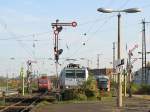 Kannst das Spitzensignal ausschalten, hier geht es wirklich nicht weiter; 185 548 zwischen 143 015, die den RE 17452 nach Leipzig schiebt und einem DESIRO als RB 17360 nach Königsbrück, die