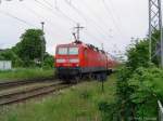 BR143 931 schiebt gerade ihren RE aus Stralsund kommend in den Greifswalder Hbf.