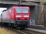 143 822 schiebt ihre Regionalbahn aus dem Bahnhof Nordhausen heraus. Verblüffenderweise trägt die Lok an der Seite immer noch die Aufschrift ihrer früheren Heimat Trier. 14.07.2015