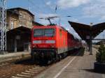 BR143 061 mit ihrem RE im Greifswalder Hbf am 28.06.03.