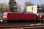 An der Spitze einer RB nach Stuttgart Hbf ist die 143 315 in Neckarelz zusehen.