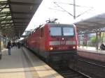 143 357 steht mit S1 von Dsseldorf nach Dortmund im Bahnhof Dsseldorf Flughafen. Aufgenommen am 12.04.07