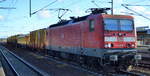 DeltaRail GmbH, Frankfurt (Oder) mit der angemieteten  143 807-6  [NVR-Nummer: 91 80 6143 807-6 D-DB ] mit SPENO Schienenschleifzug Typ RR 32 M-3 (91 71 204-7 022-9 ES-SPENO / 91 71 204-7 602-8 ES-SPENO) am Haken am 05.02.20 Durchfahrt Bf. Flughafen Berlin Schönefeld.