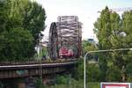 DeltaRail 243 864-6 mit Containerzug in Frankfurt Oberrad am 02.08.20 von einer Fußgängerbrücke aus fotografiert