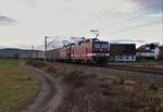 243 864-6 (Delta Rail) und 143 326-7 fuhren am 24.12.20 einen Containerzug von Nürnberg nach Frankfurt/Oder. Hier ist der Zug in Etzelbach zu sehen.