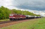 Am 23.05.21 fuhr DeltaRail einen Kesselwagenzug von Frankfurt(O) nach Bitterfeld. Hier rollt der Zug, angeführt von 243 864 durch Burgkemnitz und hat sein Ziel damit fast erreicht.