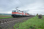 243 822-4 u. 155 196-9 sind am 18.05.2021 mit einen Laugenzug bei Friedland unterwegs.