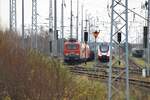 MEG 143 204 brachte am frühen Morgen des 04.12.2021 zwei nicht abgenommene Talent 3 Triebzüge von Dresden nach Mukran.