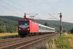 SRS-143 020-6 im schönen Orientrot mit Latz am Abend des 30.6.2022 mit dem  WEE-Steuerwagen Bnrbdzf 480.2 (50 80 80-34 156-5 D-WEE) im Abellio-Ersatzverkehr zwischen Saalfeld und Halle.