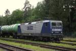 In Mnchen - Freiham Tanklager war am 14.08.2011 die 143 286-3 der RBH zu sehen. Foto entstand vom nahegelegenen, ffentlichen Spazierweg durch den Wald. 