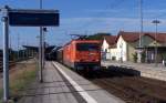 Am 9.8.14 in Neustrelitz Hbf.:  143 001 durchfährt mit einem Sonderzug des Lausitzer Dampflokclubs in Cottbus den Bahnhof.
