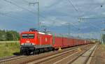 143 020 der MEG schleppte am 09.07.15 einen Autozug durch Rodleben Richtung Magdeburg.