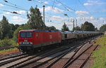 Am 23.08.2016 fährt MEG 605 (143 344-0) und MEG 077 012-8 mit dem DGS 88982 (Regensburg - Rüdersdorf) durch in der Ortslage von Gößnitz.