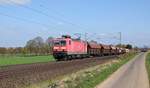 DB Regio 143 091, vermietet an DB Cargo, mit gemischtem Güterzug in Richtung Osnabrück (Bohmte-Stirpe, 03.04.17).