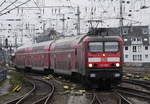 143 925 fährt mit ihrer aus drei Dosto bestehenden RB 27 Mönchengladbach - Koblenz nach Gleis 3 des Kölner Hbf ein.