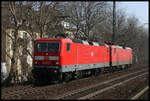 DB 143833 und 143366 sind als Pärchen hier im Bahnhof Köln Süd am 19.3.2006 um 13.35 Uhr in Richtung HBF Köln unterwegs.