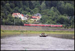 Am 26.08.2006 nähert sich hier im Elbtal kurz vor dem Bahnhof Königsstein die DB 143865 mit einem Dosto in Richtung Bad Schandau.