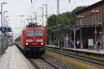 Mit Verspätung und daher knapp hinter dem regulären RE der Verstärker mit IRE Hamburg - BERLIN - Wagenpark und Zuglok 143 238 am 05.09.2020 - 