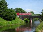 143 555 überquert mit der RB22 nach Limburg an der Lahn die Eisenbahnbrücke in Nied und damit die Nidda.