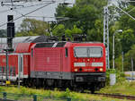 Die Elektrolokomotive 143 193-1 macht sich auf den Weg nach Stralsund, so gesehen Mitte August 2021 in Greifswald.