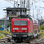 143 193-1 schiebt eine kurze Doppelstockeinheit auf der Linie RE7 nach Greifswald.