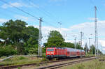 Am 29.05.22 hat 143 168 mit einer S9 von Eilenburg kommend den Haltepunkt Peißen verlassen und bringt ihre S-Bahn nun nach Halle(S).