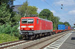 Lokomotive 143 012 am 19.08.2022 mit einem Containerzug in Rheinhausen.