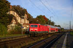 Am herrlichen Herbstmorgen, des 09.10.2022 brauste 143 248 mit dem RE7 Leerpark Stralsund - Greifswald durch Wüstenfelde.
