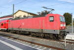 Die DB 143 591-6 schob am 20.10.2022 den RE 4886  Saale-Express  nach Halle (S) Hbf und wartet hier auf die Abfahrt in Jena-Göschwitz.