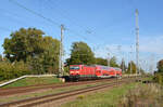 143 957 beschleunigt mit ihrer S9 nach Halle(S) am 05.10.22 aus dem Bahnhof Peißen heraus.