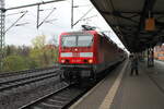 DB 143 967 mit der S 32737 (S2) von Dresden-Flughafen nach Pirna, am 14.04.2023 in Dresden-Strehlen.