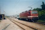 143 248 im August 1997 mit einer Regionalbahn Stralsund-Sassnitz im damals noch mit einem Fdl besetzten Bahnhof Sagard.
