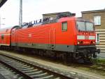 143 243 ist mit 2 Doppelstockwagen in Zwickau Hbf am 26.07.09 abgestellt.
