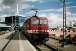 Auch vom Fährhafen Mukran aus gab es eine Regionalbahn nach Bergen/Rügen.Heute gibt es keine Regionalbahnverbindung.Hier stand die 143 175 im Juli 1998 am Bahnsteig in Mukran.