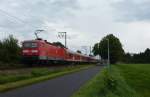143 326-7 fuhr am 26.08.2012 mit dem Norddeich-Entlaster von Norddeich Mole nach Hannover, hier in Leer.